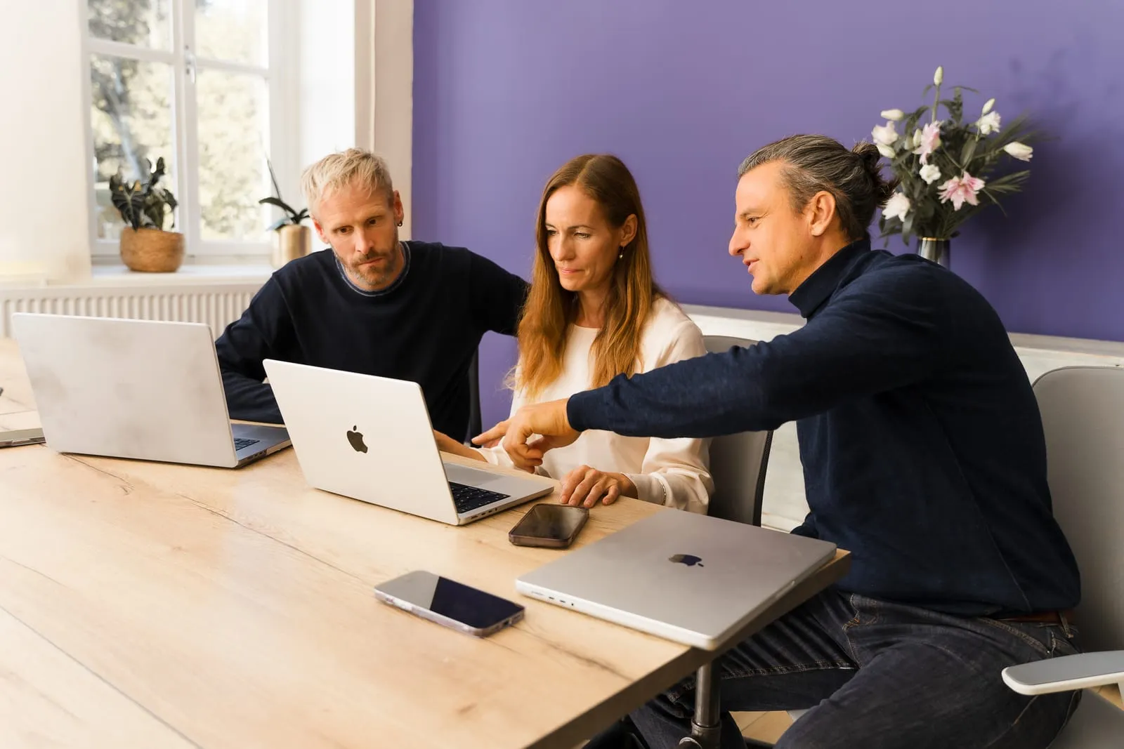 Kornelius Fuhrer im Workshop am Laptop mit zwei Teammitgliedern