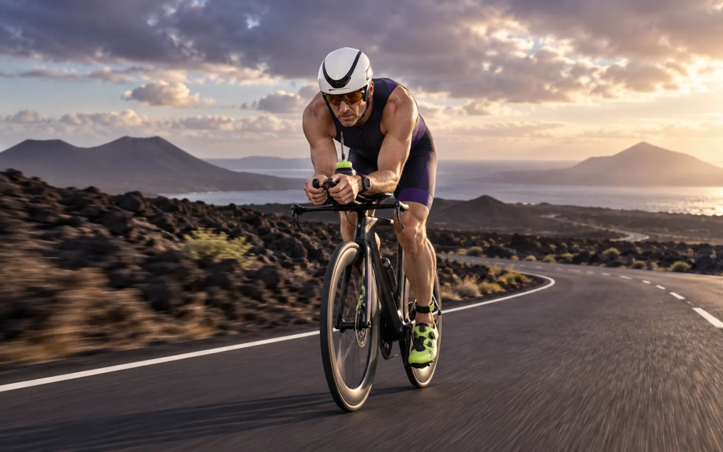 Triathlet in aerodynamischer Position auf einer Vulkanstraße