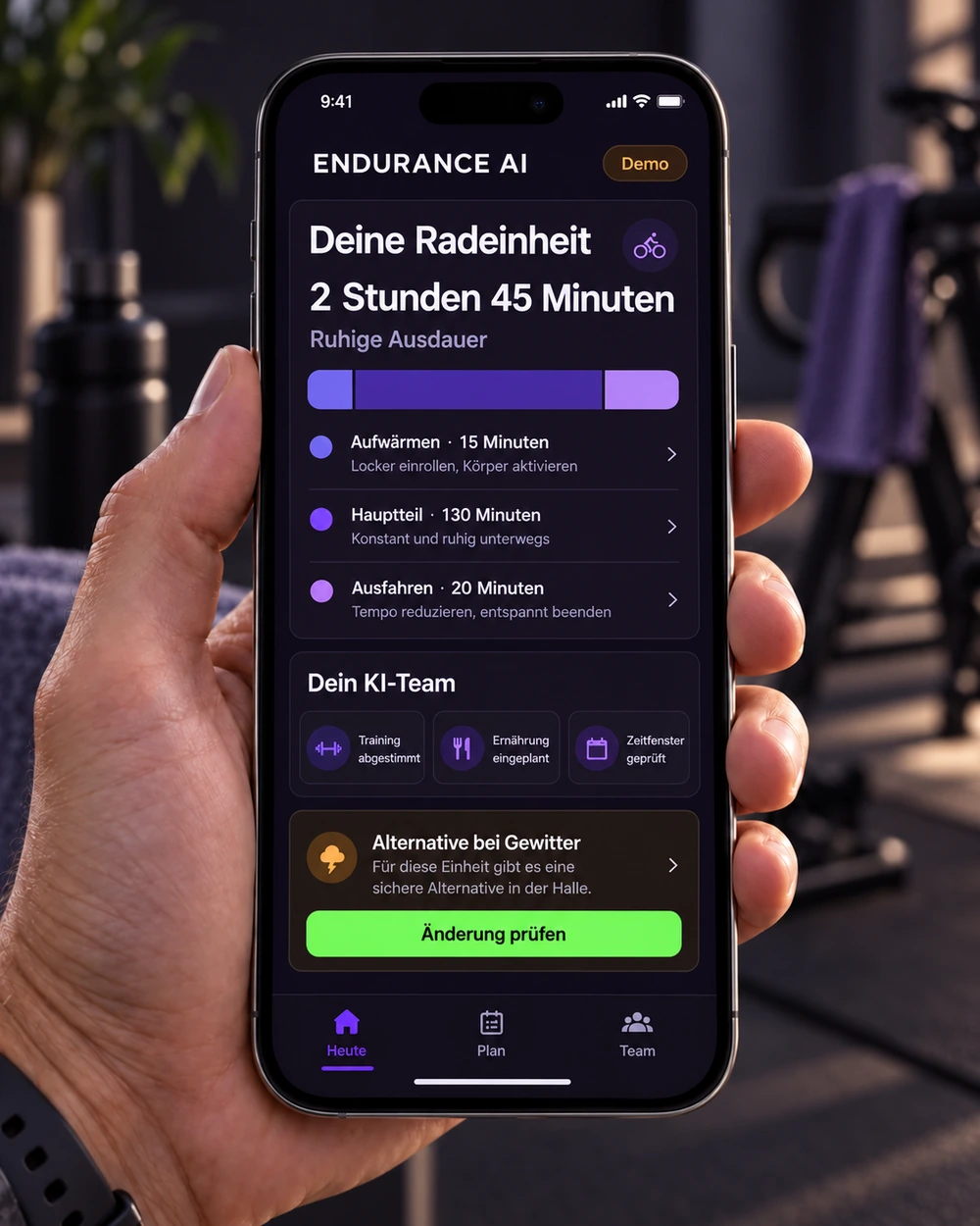 Smartphone zeigt die geplante Radeinheit mit Dauer, Trainingsphasen und dem Hinweis auf eine Alternative bei Gewitter.